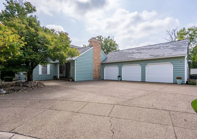 Photo 2 of Single family home for sale at 4005 Lakehurst Ct, Davenport, IA 52807 | MLS# 12763653 | Listing updated on 2026-09-28