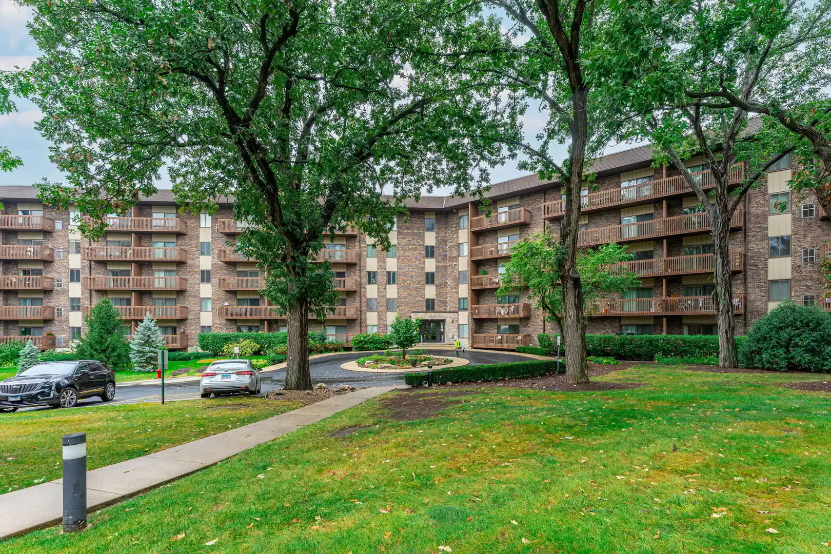Listing Photo 2 - Condo for sale in 120 Lakeview Dr located at 120 Lakeview Dr, Bloomingdale, IL 60108 - Unit #208