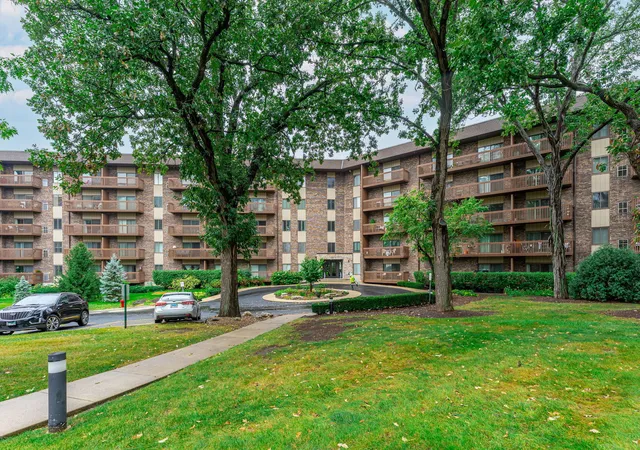 Photo 2 of Condo for sale at 120 Lakeview Dr #208, Bloomingdale, IL 60108 | MLS# 12763663 | Listing updated on 2026-09-27