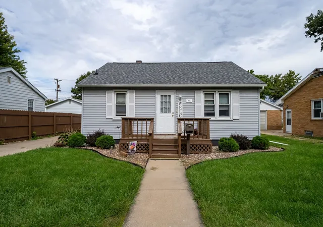 Photo 1 of Single family home for sale at 911 W Madison St, Pontiac, IL 61764 | MLS# 12763677 | Listing updated on 2026-09-29