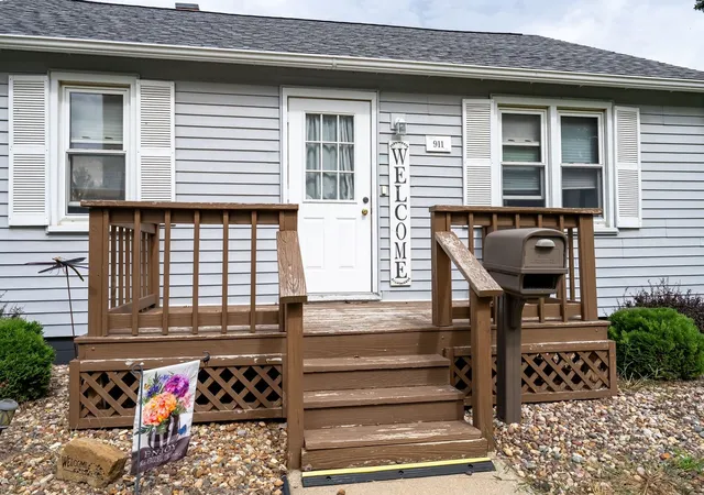 Photo 2 of Single family home for sale at 911 W Madison St, Pontiac, IL 61764 | MLS# 12763677 | Listing updated on 2026-09-29
