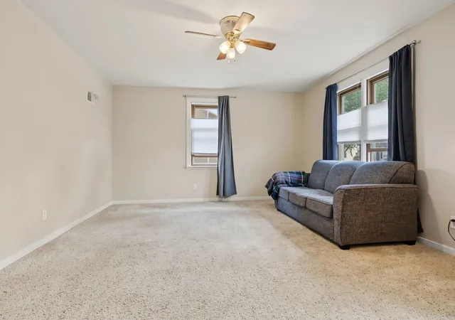 Photo 3 of Single family home for sale at 911 W Madison St, Pontiac, IL 61764 | MLS# 12763677 | Listing updated on 2026-09-29