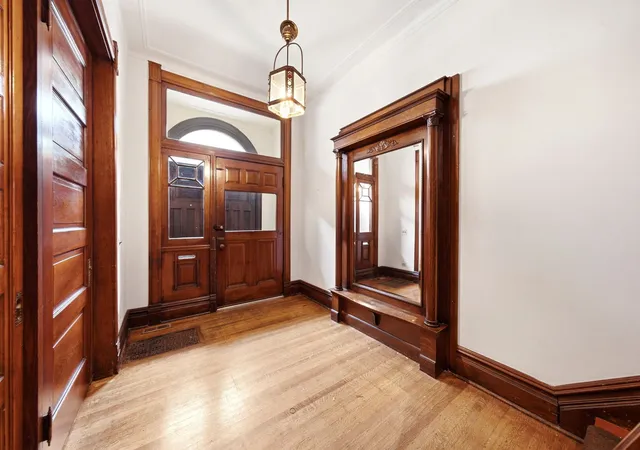 Photo 4 of Townhouse for sale at 907 W Fullerton Ave, Chicago, IL 60614 | MLS# 12763740 | Listing updated on 2026-09-24