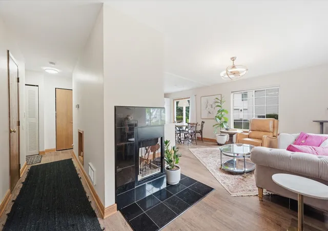 Listing Photo 4 - Condo for sale in building located at 689 Fieldcrest Dr, South Elgin, IL 60177 - Unit #B