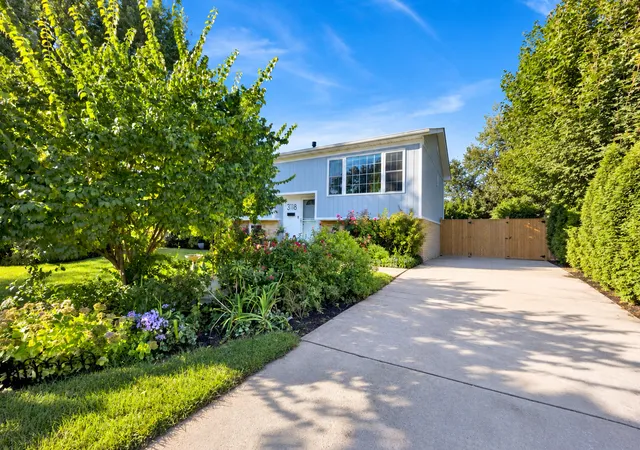 Single family home for sale at 3118 Everglade Ave, Woodridge, IL 60517 | MLS# 12763787