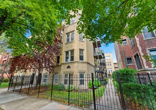 Listing Photo 1 - Condo for sale in building located at 1258 W Winona St, Chicago, IL 60640 - Unit #4B