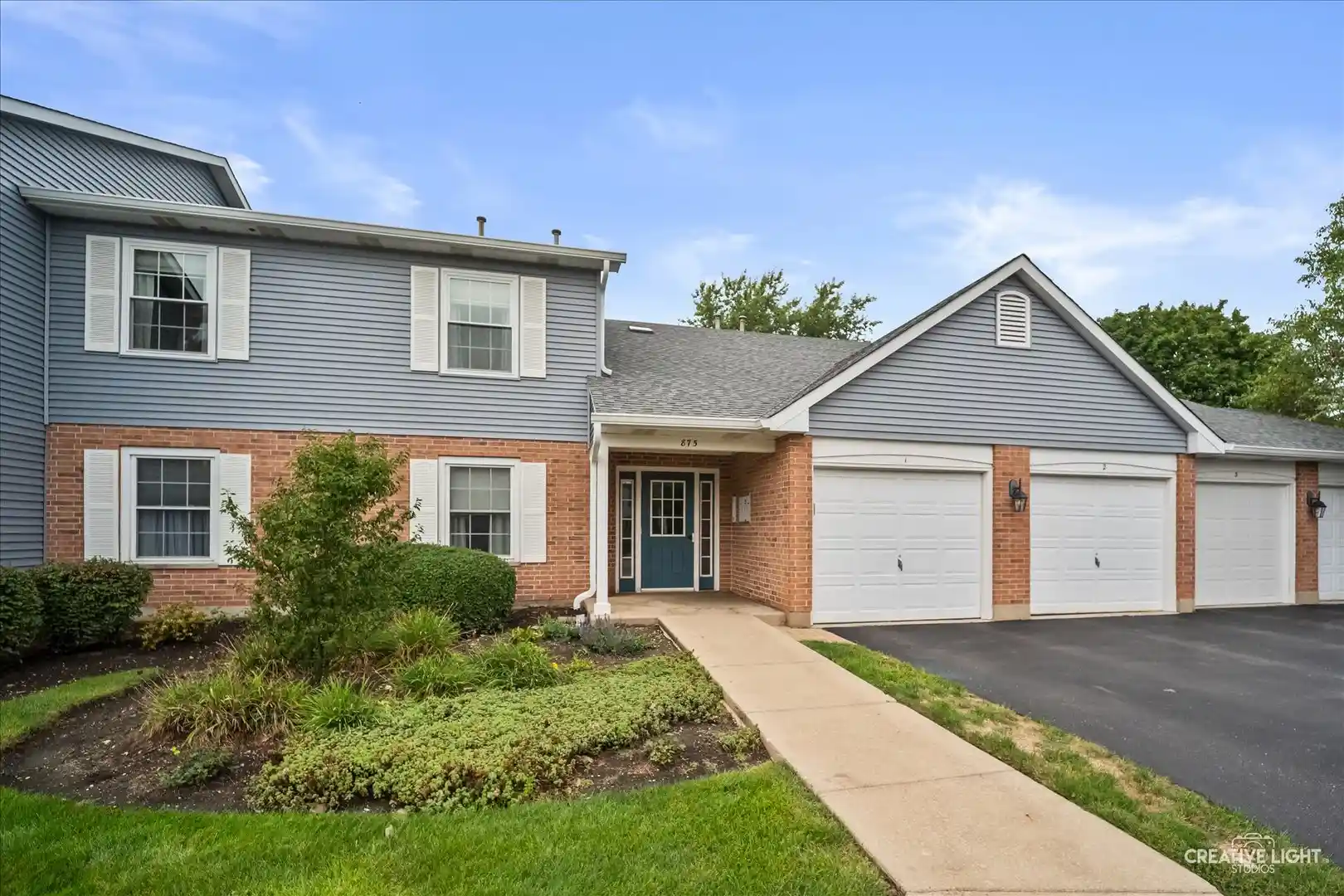 Listing Photo 2 - Condo for sale in 875 Golf Crse Rd located at 875 Golf Crse Rd, Crystal Lake, IL 60014 - Unit 875 Golf Crse Rd