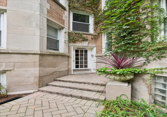 Photo 2 of Condo for sale at 871 W Cornelia Ave #1, Chicago, IL 60657 | MLS# 12763867 | Listing updated on 2026-09-27