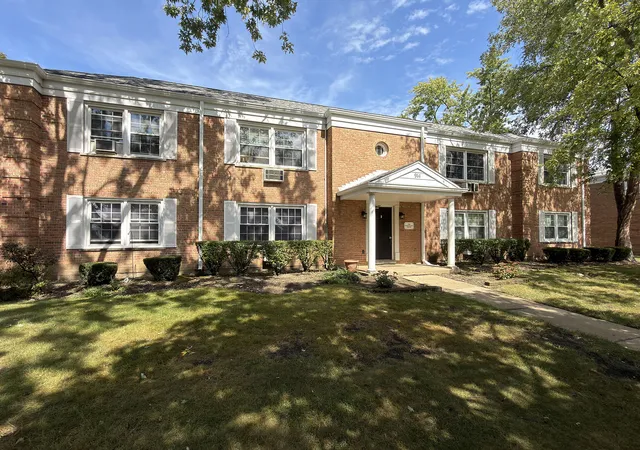 Photo 1 of Condo for sale at 914 W St James St #1, Arlington Heights, IL 60005 | MLS# 12763868 | Listing updated on 2026-10-01