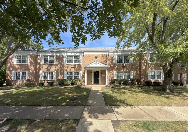 Photo 2 of Condo for sale at 914 W St James St #1, Arlington Heights, IL 60005 | MLS# 12763868 | Listing updated on 2026-10-01
