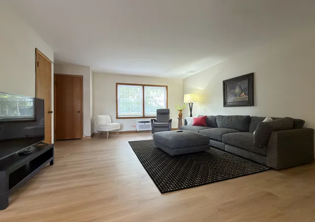 Photo 3 of Condo for sale at 914 W St James St #1, Arlington Heights, IL 60005 | MLS# 12763868 | Listing updated on 2026-10-01