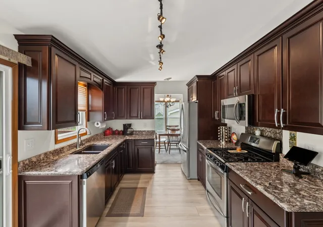 Photo 4 of Single family home for sale at 1011 Woodbridge Dr, Cary, IL 60013 | MLS# 12763911 | Listing updated on 2026-10-07