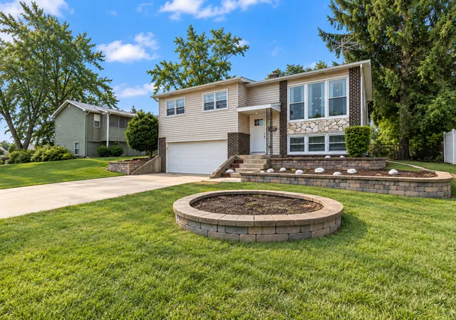 Photo 3 of Single family home for sale at 7410 Hawthorne Ave, Woodridge, IL 60517 | MLS# 12763973 | Listing updated on 2026-09-26