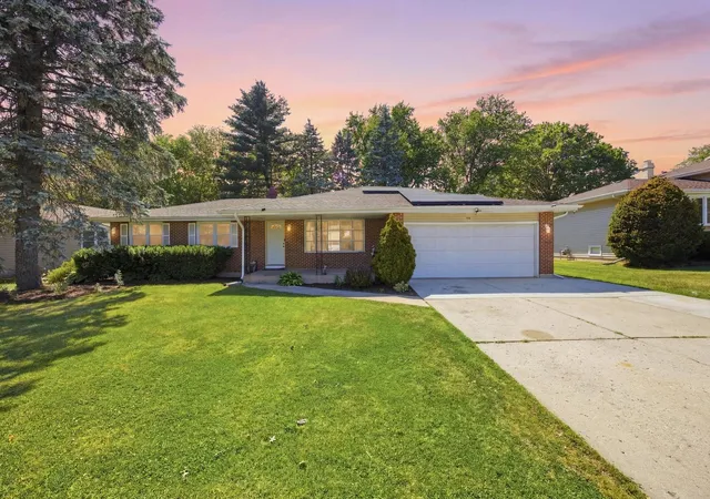 Single family home for sale at 904 Chippewa Dr, Elgin, IL 60120 | MLS# 12763987