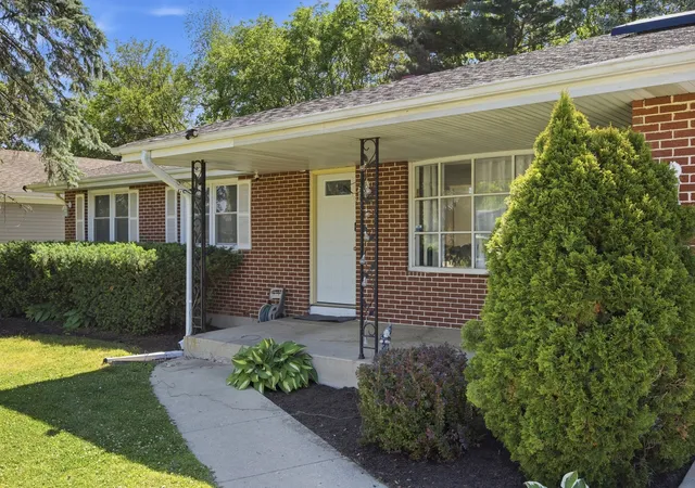 Photo 2 of Single family home for sale at 904 Chippewa Dr, Elgin, IL 60120 | MLS# 12763987 | Listing updated on 2026-09-24