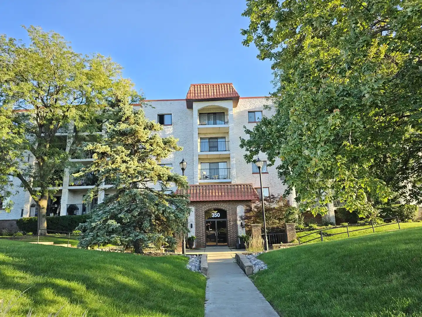 Listing Photo 1 - Condo for sale in 350 Plum Creek Dr located at 350 Plum Creek Dr, Wheeling, IL 60090 - Unit #305