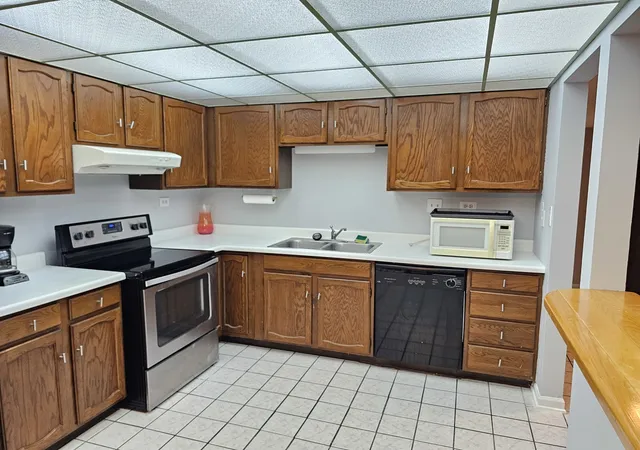 Listing Photo 4 - Condo for sale in building located at 350 Plum Creek Dr, Wheeling, IL 60090 - Unit #305