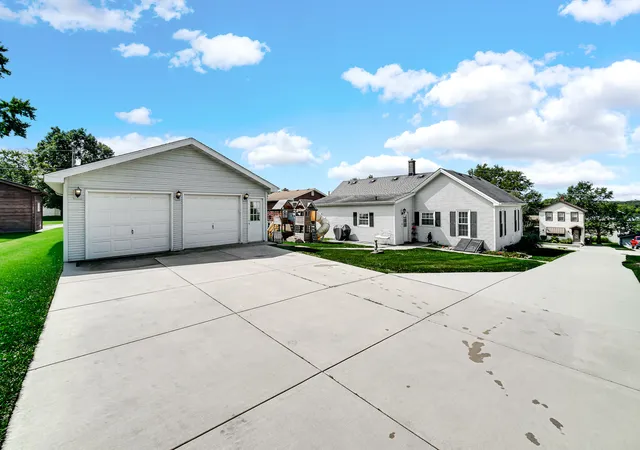 Photo 3 of Single family home for sale at 624 S Hamilton St, Lockport, IL 60441 | MLS# 12764056 | Listing updated on 2026-09-21