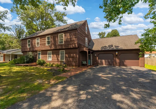 Photo 1 of Single family home for sale at 1804 Julianne Dr, Marion, IL 62959 | MLS# 12764085 | Listing updated on 2026-09-24