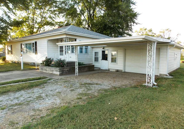 Photo 2 of Single family home for sale at 210 E 4th Street, Hoffman, IL 62250 | MLS# 12764091 | Listing updated on 2026-09-28