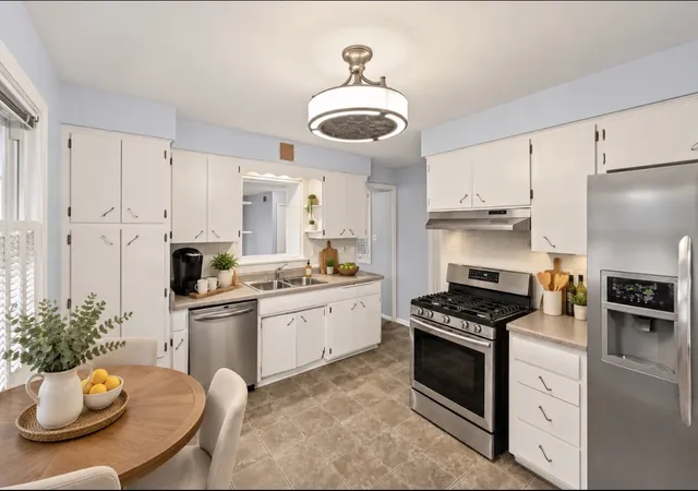 Photo 4 of Single family home for sale at 602 N Drury Ln, Arlington Heights, IL 60004 | MLS# 12764101 | Listing updated on 2026-10-02