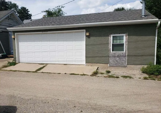 Photo 3 of Single family home for sale at 438 Tonti St, Lasalle, IL 61301 | MLS# 12764129 | Listing updated on 2026-09-23
