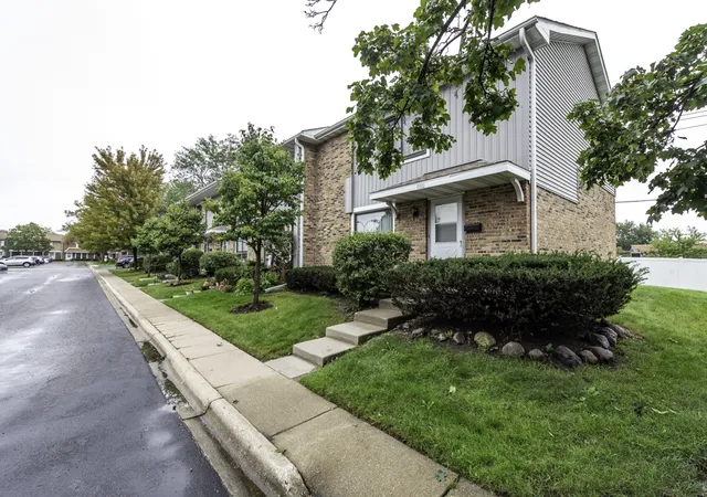 Photo 2 of Townhouse for sale at 4111 Brentwood Ln, Waukegan, IL 60087 | MLS# 12764163 | Listing updated on 2026-09-24