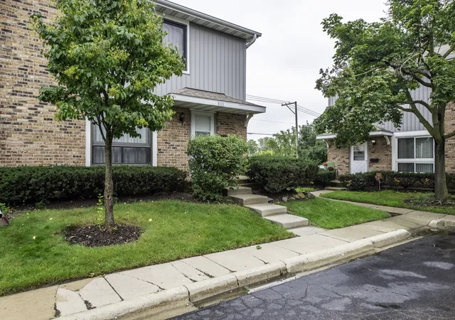 Photo 3 of Townhouse for sale at 4111 Brentwood Ln, Waukegan, IL 60087 | MLS# 12764163 | Listing updated on 2026-09-24