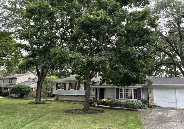Photo 2 of Single family home for sale at 1116 Woodview Rd, Burr Ridge, IL 60527 | MLS# 12764197 | Listing updated on 2026-09-28