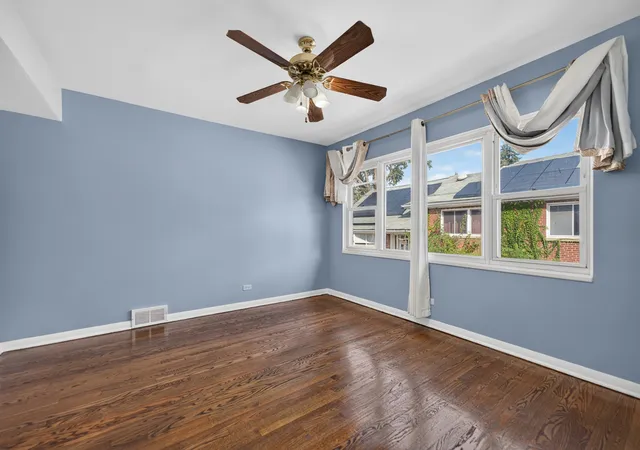 Photo 4 of Townhouse for sale at 816 S La Grange Rd, La Grange, IL 60525 | MLS# 12764202 | Listing updated on 2026-09-24