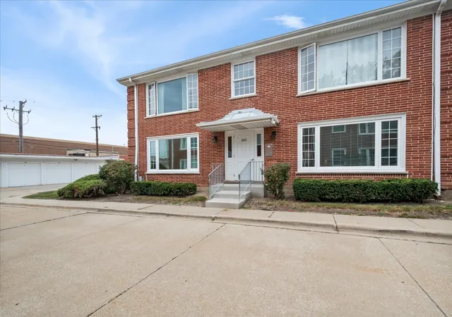 Photo 1 of Condo for sale at 1450 Plymouth Pl #1E, Glenview, IL 60025 | MLS# 12764214 | Listing updated on 2026-09-24