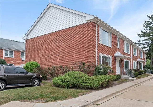 Photo 2 of Condo for sale at 1450 Plymouth Pl #1E, Glenview, IL 60025 | MLS# 12764214 | Listing updated on 2026-09-24