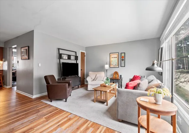 Photo 3 of Condo for sale at 1450 Plymouth Pl #1E, Glenview, IL 60025 | MLS# 12764214 | Listing updated on 2026-09-24