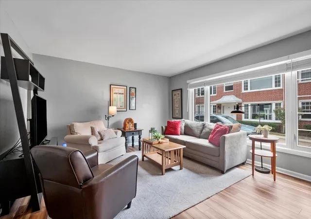 Photo 4 of Condo for sale at 1450 Plymouth Pl #1E, Glenview, IL 60025 | MLS# 12764214 | Listing updated on 2026-09-24