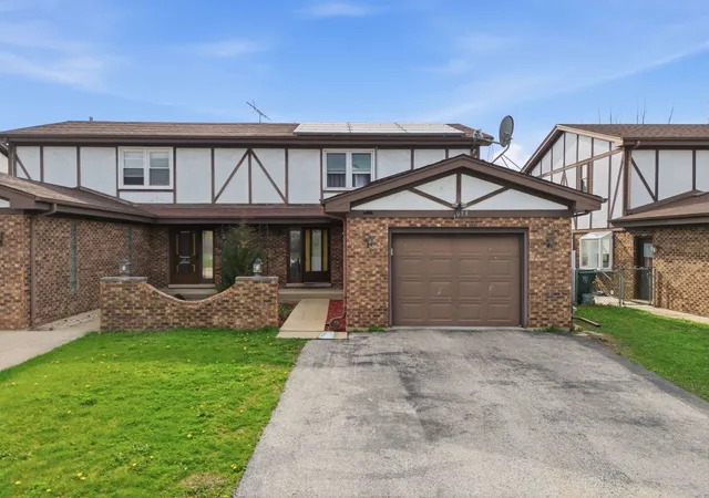 Townhouse for sale at 1038 S Hunt Clb Dr, Mount Prospect, IL 60056 | MLS# 12764242