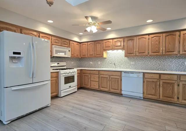 Photo 3 of Townhouse for sale at 17336 Carlyle Ct, Tinley Park, IL 60487 | MLS# 12764265 | Listing updated on 2026-09-22