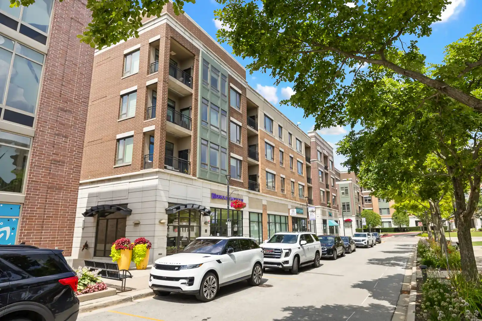 Listing Photo 2 - Condo for sale in 801 Vlg Ctr Dr located at 801 Vlg Ctr Dr, Burr Ridge, IL 60527 - Unit #302