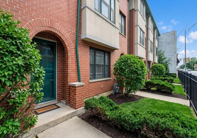Photo 1 of Townhouse for sale at 821 N Harlem Ave, Oak Park, IL 60302 | MLS# 12764277 | Listing updated on 2026-10-07