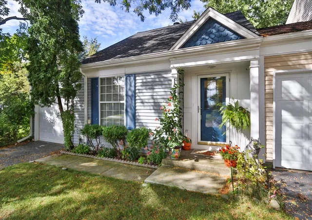 Photo 2 of Townhouse for sale at 1540 N Broadmoor Ct, Palatine, IL 60067 | MLS# 12764280 | Listing updated on 2026-10-07