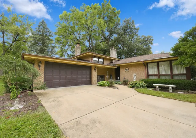 Photo 2 of Single family home for sale at 853 Edgewater Dr, Naperville, IL 60540 | MLS# 12764340 | Listing updated on 2026-09-22