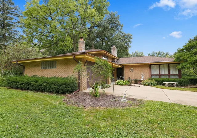 Photo 3 of Single family home for sale at 853 Edgewater Dr, Naperville, IL 60540 | MLS# 12764340 | Listing updated on 2026-09-22