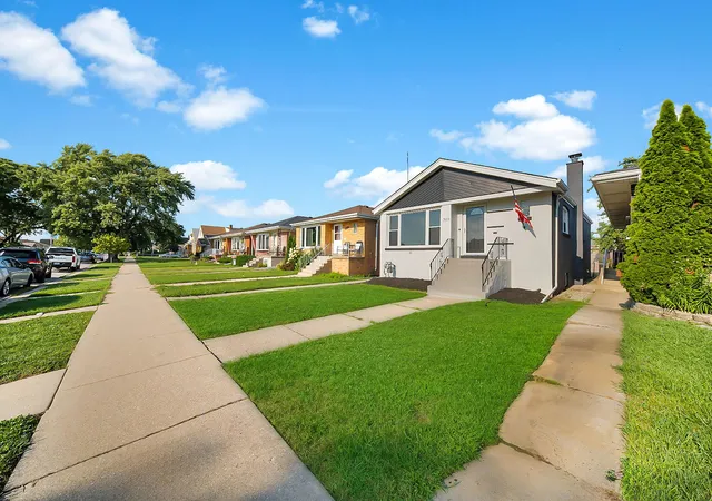 Photo 3 of Single family home for sale at 7823 Moody Ave, Burbank, IL 60459 | MLS# 12764342 | Listing updated on 2026-09-22