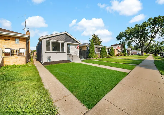 Photo 3 of Single family home for sale at 7823 Moody Ave, Burbank, IL 60459 | MLS# 12764342 | Listing updated on 2026-09-22
