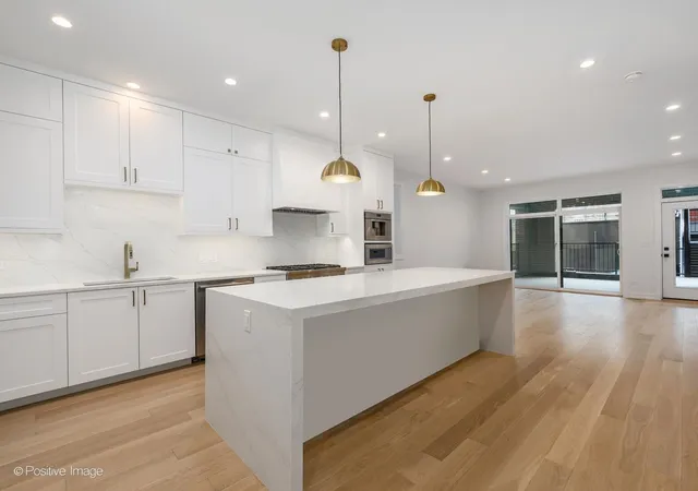 Photo 3 of Condo for sale at 3721 N Kenmore Ave #1, Chicago, IL 60613 | MLS# 12764345 | Listing updated on 2026-09-26