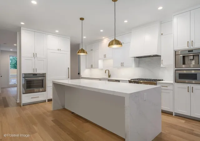 Photo 4 of Condo for sale at 3721 N Kenmore Ave #1, Chicago, IL 60613 | MLS# 12764345 | Listing updated on 2026-09-26