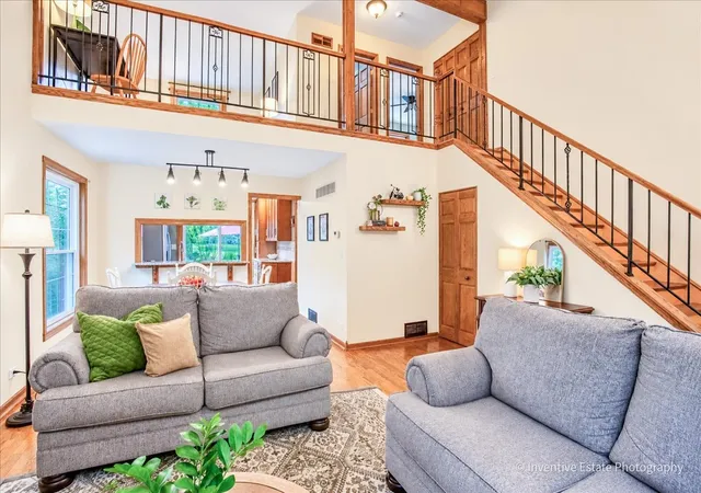 Photo 4 of Townhouse for sale at 1307 Seabury Cir, Carol Stream, IL 60188 | MLS# 12764383 | Listing updated on 2026-09-25