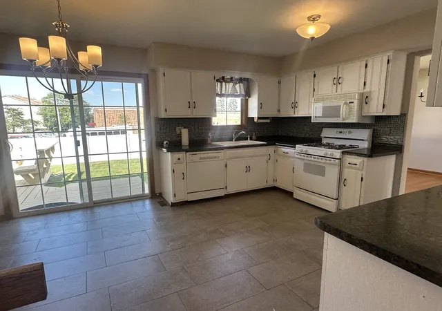 Photo 3 of Single family home for sale at 6828 Westview Dr, Oak Forest, IL 60452 | MLS# 12764422 | Listing updated on 2026-09-25