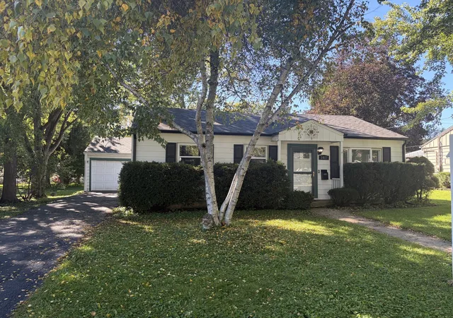 Single family home for sale at 1417 Walnut Dr, Woodstock, IL 60098 | MLS# 12764430