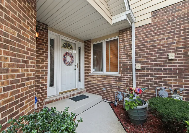 Photo 3 of Townhouse for sale at 19418 Cranfield Ln, Tinley Park, IL 60487 | MLS# 12764447 | Listing updated on 2026-09-29