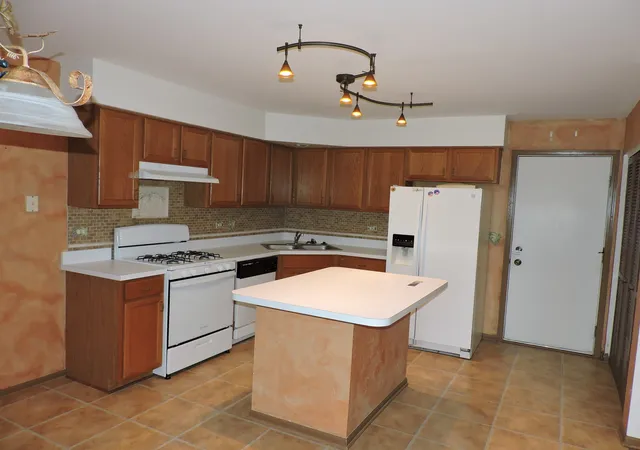 Photo 3 of Townhouse for sale at 2480 Frost Dr, Aurora, IL 60503 | MLS# 12764475 | Listing updated on 2026-10-06